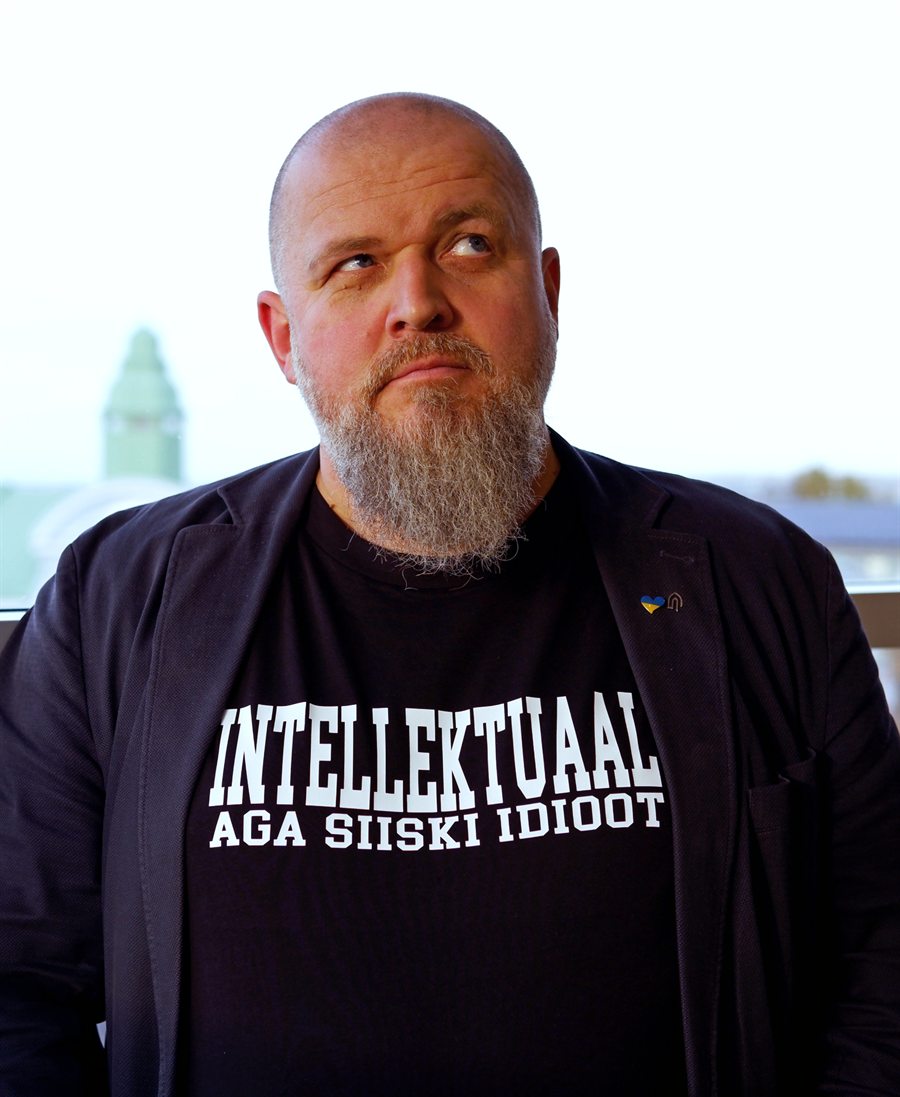 Jaanus Terasmaa kannab T-särki kirjaga „Intellektuaal, aga siiski idioot”.
